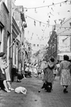 853930 Afbeelding van het buurtfeest in de Eligenstraat ( Buurtfeest Ketielesteeg ) te Utrecht.N.B. Dit is de vroegere ...